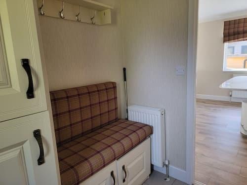 Luxury 2-bed Lodge in Routh, Sleeps 4 With Hot Tub