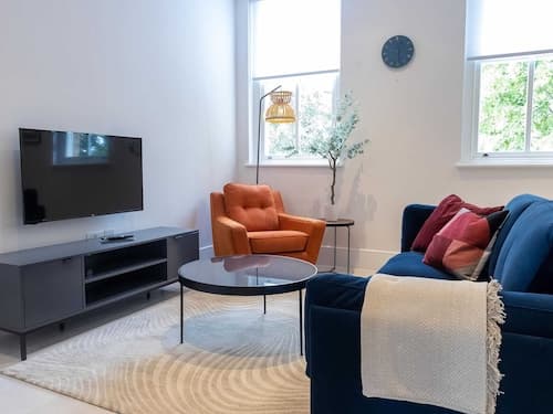 Modern Two-bedroom Near London Zoo by Sojo Stay