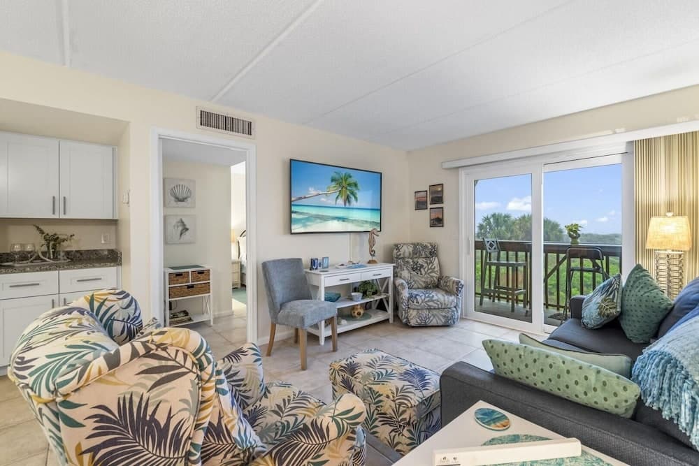 Life's A Beach~oceanfront 2 Bedroom Condo by RedAwning