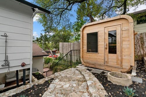 4 Bedroom Near Soco With a Private Pool & Sauna