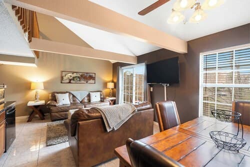 Branson Getaway - Condo for 6 in Epic Location!