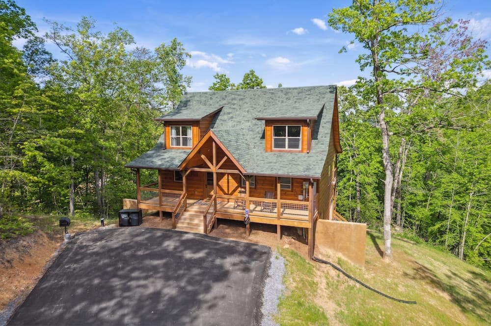 Hilltop Dreamin' 4 Bedroom Cabin by RedAwning