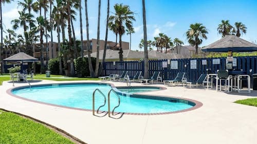 Updated - Comfy Inside - Beach 50 Yards Away