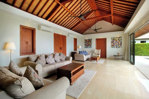 Trisha Cliff Villa Karang Tinggi