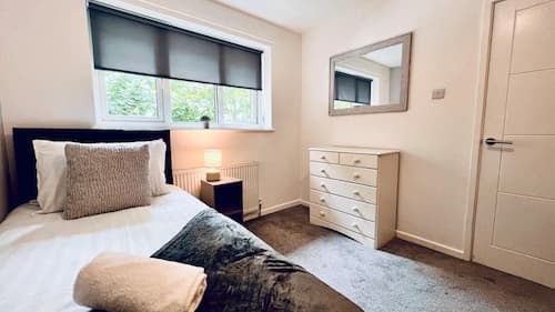 Stylish Townhouse With Free Parking in Liverpool