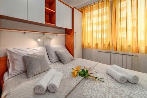 Cityscape Comfort Apartment With Garage
