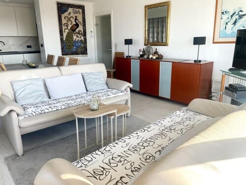 Modern Stay Near Shore