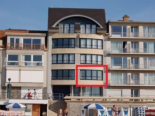 Apartment on Zeedijk With Sea View