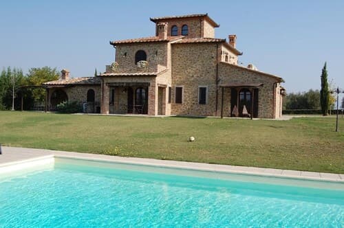 Lago di Chiusi Villa With Pool