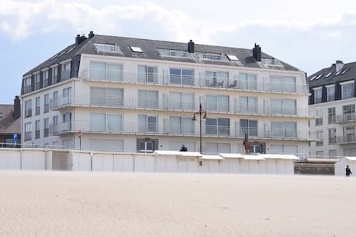 Spacious Seafront Retreat