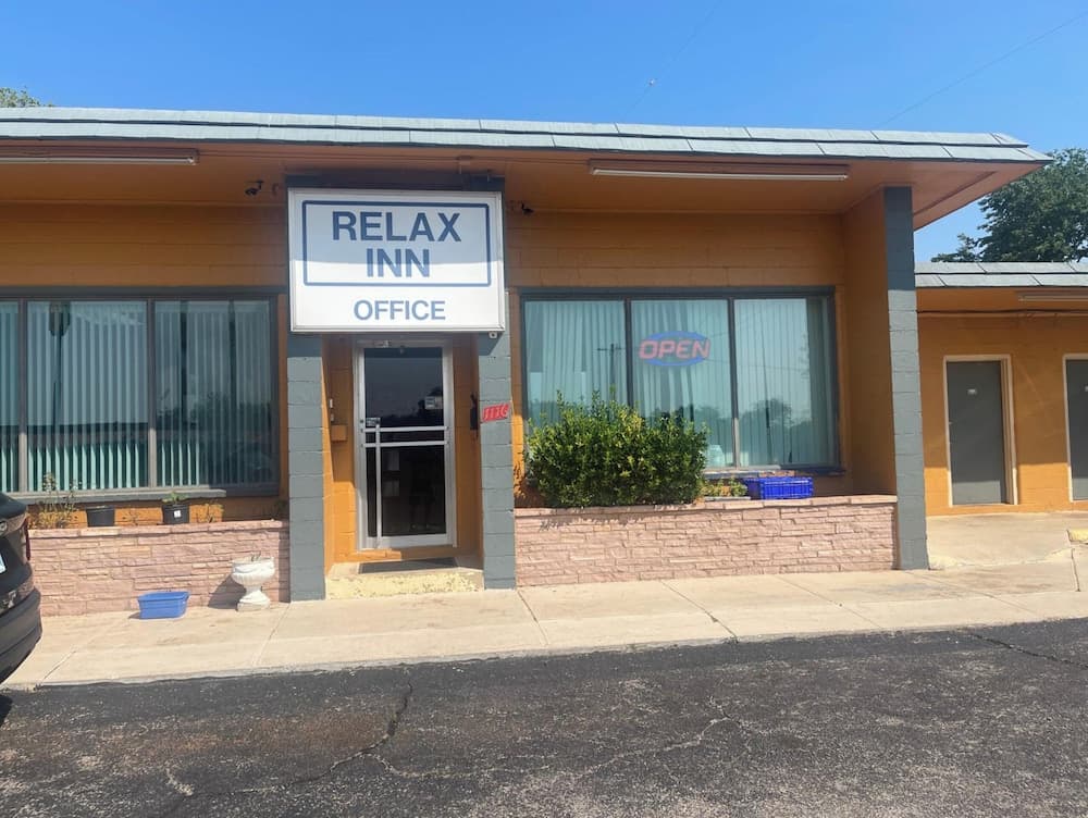 Relax Inn By OYO Clinton