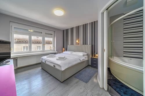 Silver Apartment With Hot Tub And Balcony