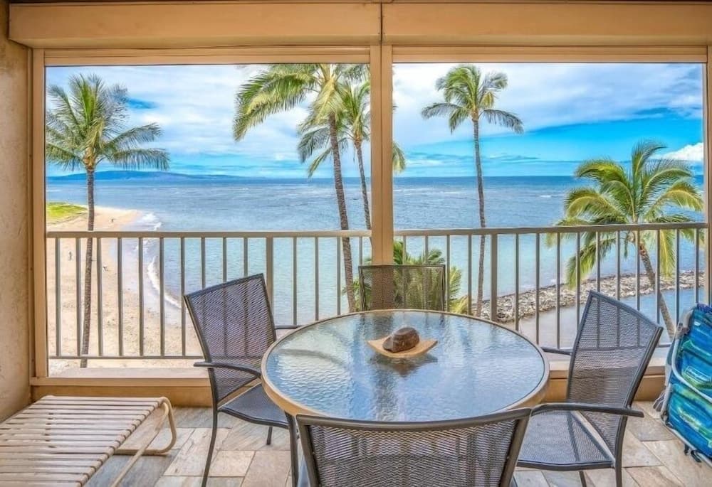 Menehune Shores, #517 1 Bedroom Condo by RedAwning