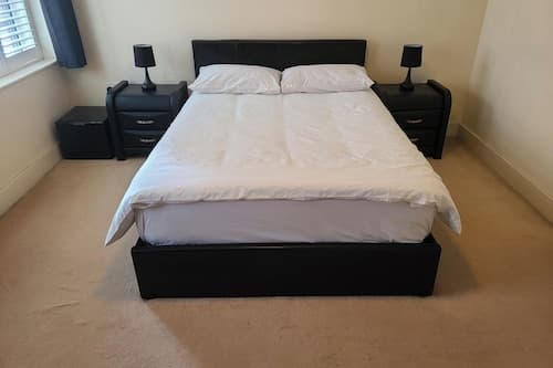 1 Bed Flat - Sleeps 4 - Parking - Wifi