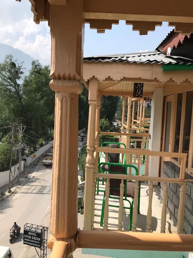 HOTEL EVERGREEN