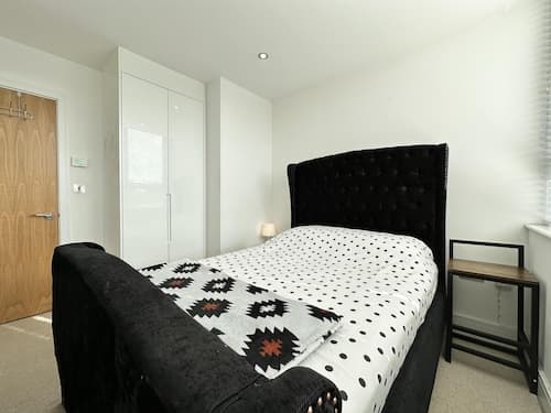 Condo Apartment With Workspace
