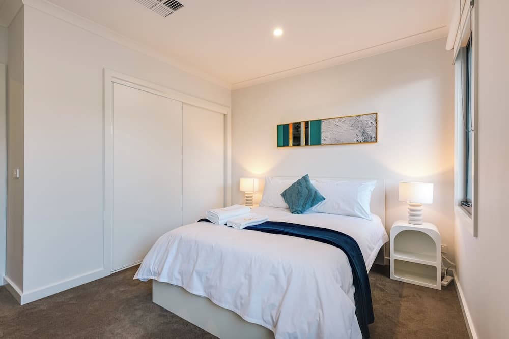 StayAU Stylish 4BR Home Ringwood