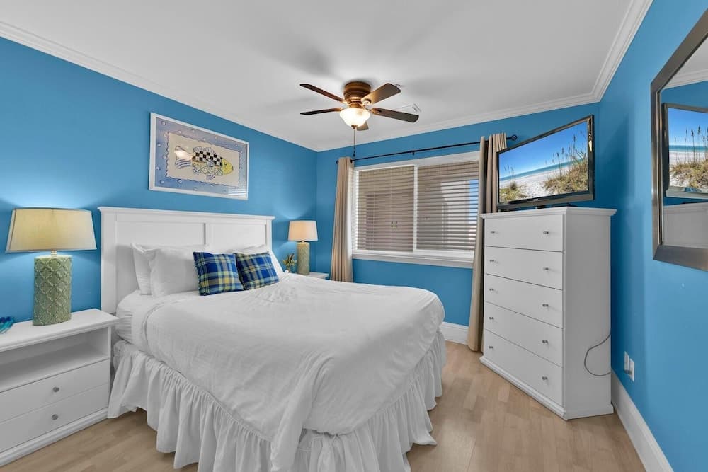 Commodores Retreat 402