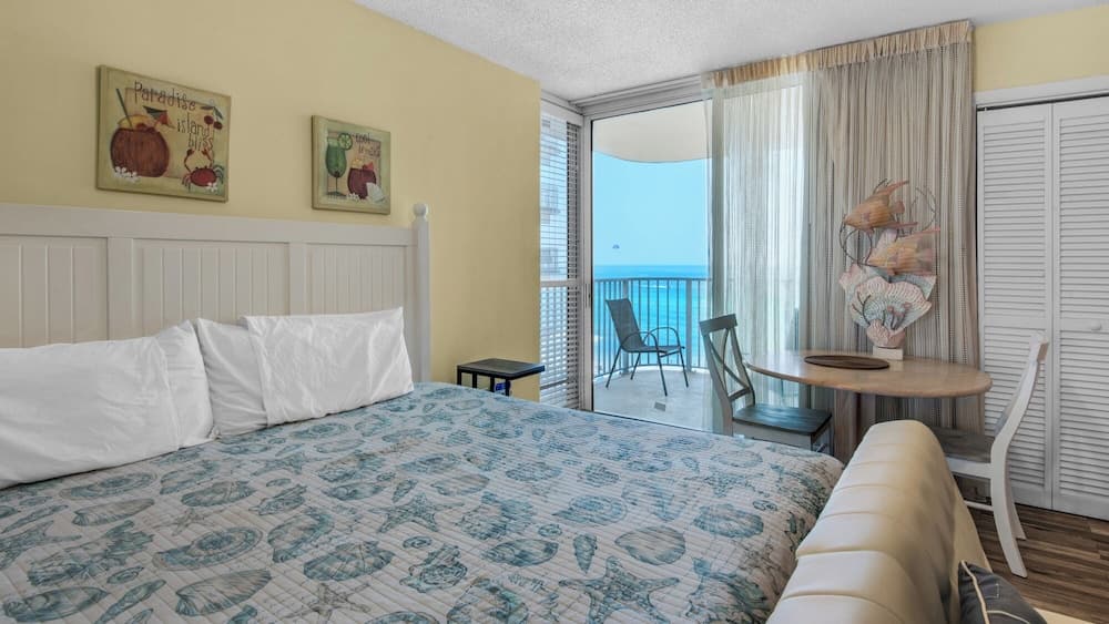Beautiful Studio, Gulf-front, Gated Community, Large Lagoon Pool