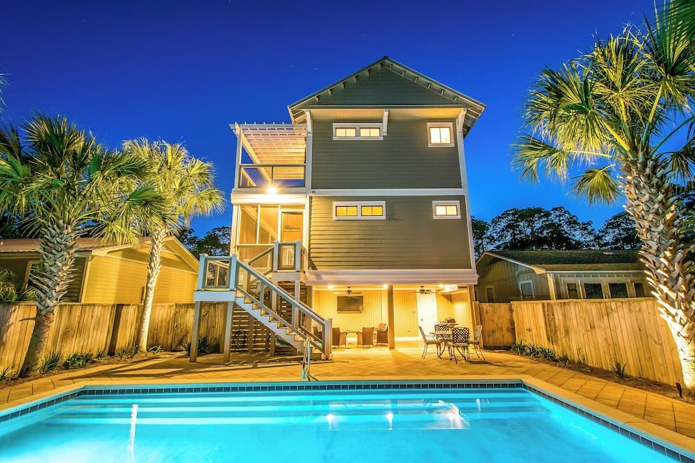 Large Private Pool & Short Walk to Beach! Outdoor Tv!!
