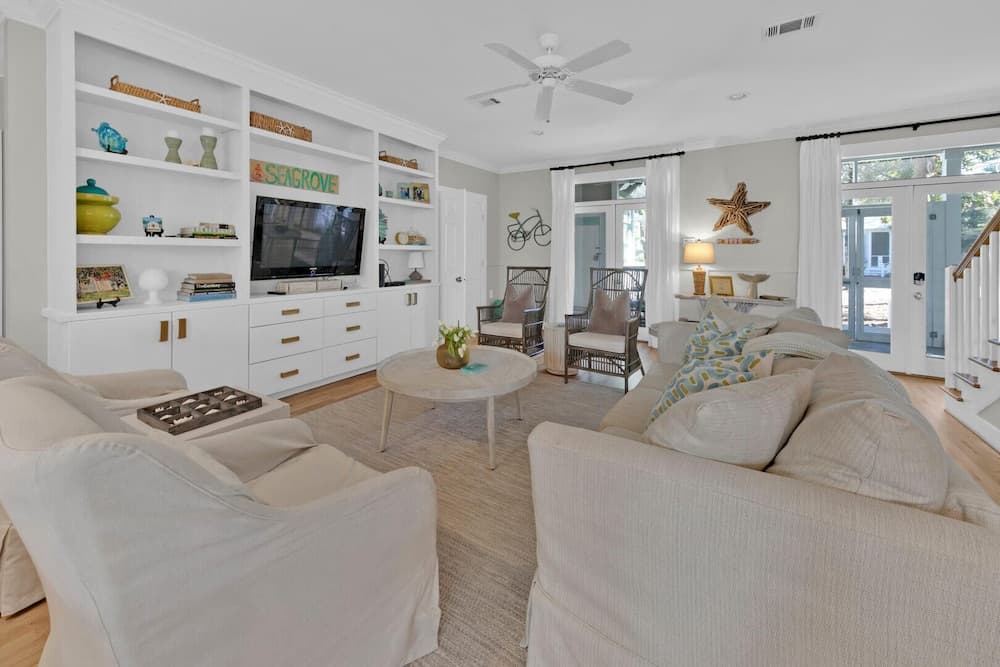 Spacious 4-bedroom Beach Retreat: Ideal for Families & Groups!