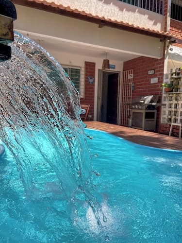 Casa com Piscina a 40 metros do Mar by La Playa