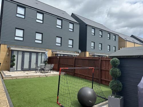 4 Bed House - Sleeps 8 - Hottub - Garden - Parking