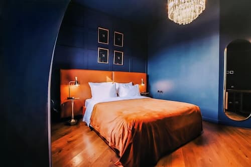 Zorba&Bond Hotel on the 8th