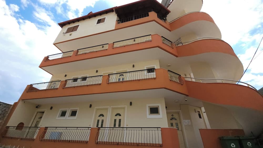 Friends House - Borsh Hotel