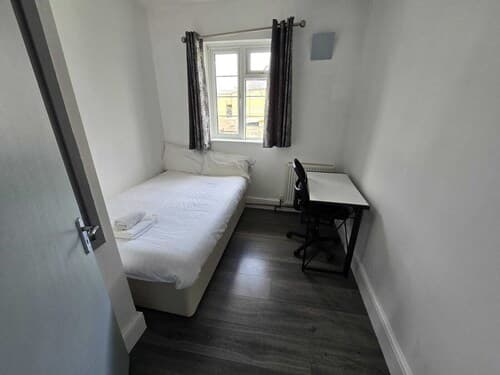 Room in Guest Room - Limehouse Townhomes With Modern Spacious Serviced Double Room