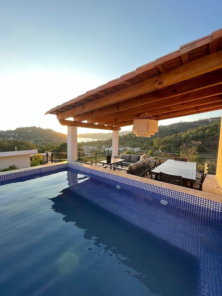 LUXO Casa Valle de Bravo con jacuzzi y espectacular Vista al Lago