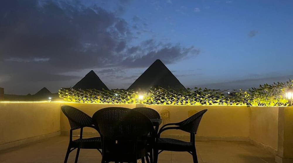 Hur Pyramids inn