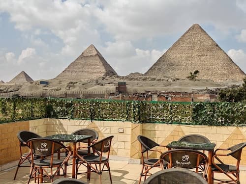 Hur Pyramids inn