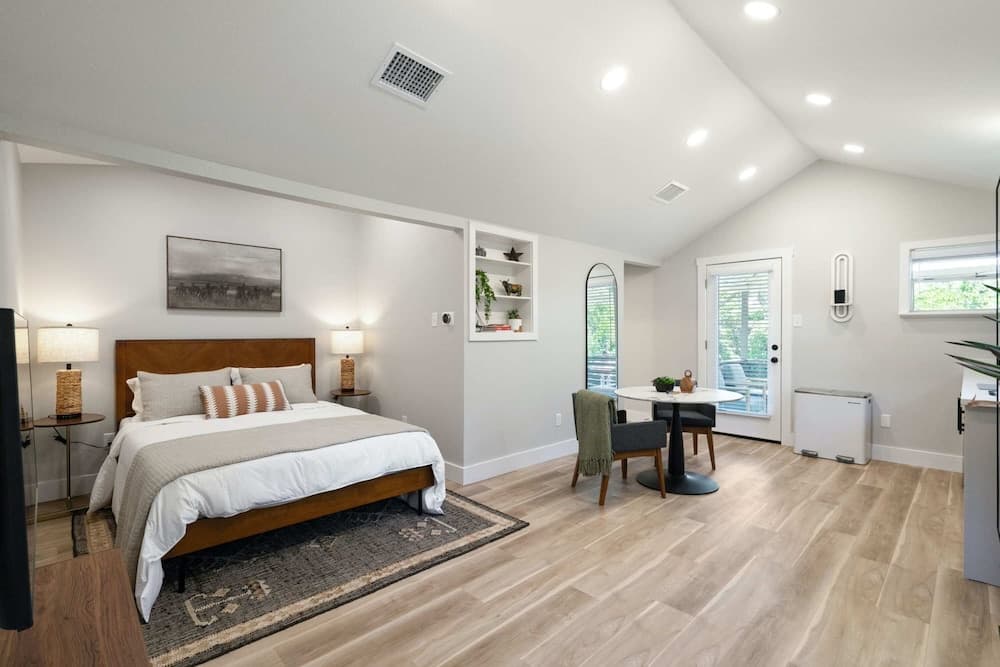 Chic Studio Walkable to Soco!
