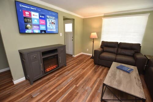 20 min Walk to ND 3 Bedroom 2 Bath Home 54475