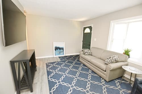 3 Blocks From Nd 3 Bedroom 2 Bath Home 1815