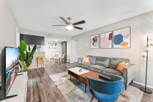 Soco 2BR Comfy Suite w Pool King bed Fast Wifi