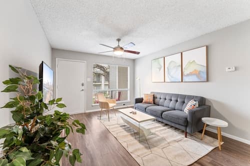 Soco 2BR Corner Suite w Pool King bed Fast Wifi