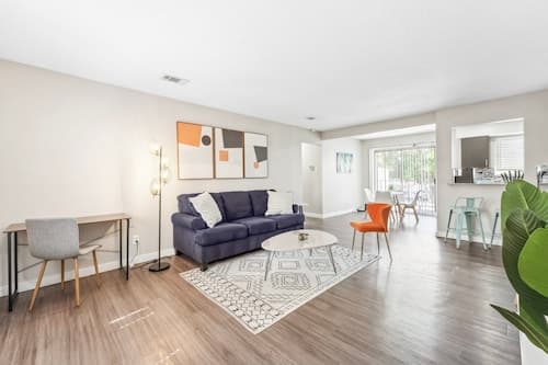 Spacious and Fun King Bed 2BR w Pool 5 Min to DT