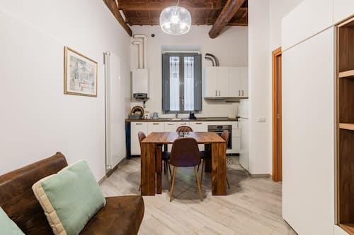 Moderno Loft nel Cortile di un Casale Storico