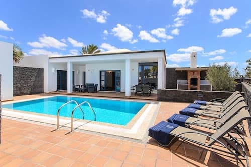 Villa Sleeps 6 With Pool Private & Sauna
