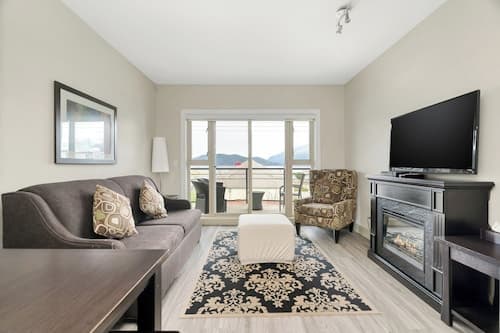 Lakefront Lux 2BR Symphony Of Comfort