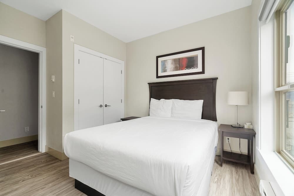Rooftop Paradise Luxe 2BR Lake Views
