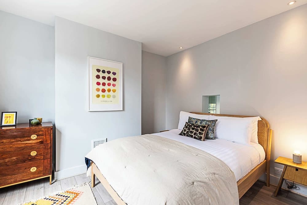 Renovated Historic Home & Garden in City Enclave