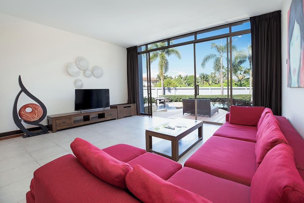 Designer 3BR Pool Access Villa Argent 8