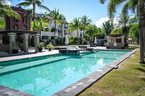 Lux Cairns - 9 Pools BBQ and Gym