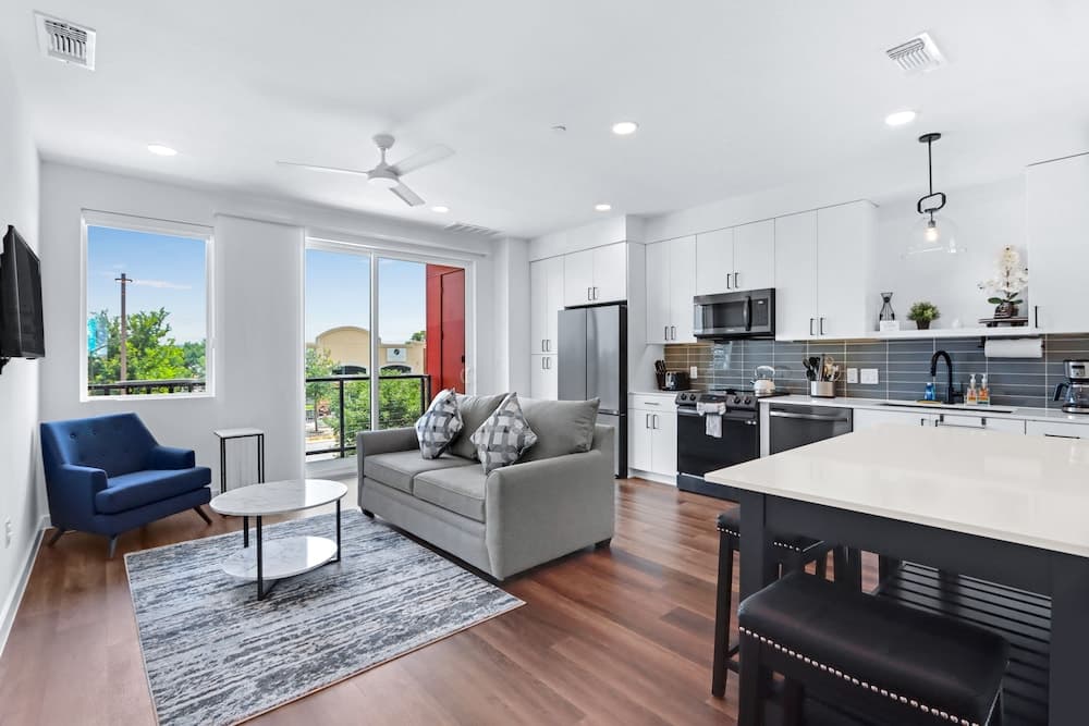 Chic Condo Minutes to Downtown, Gruene, & More