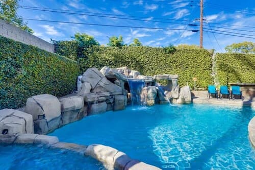 Beautiful Backyard Oasis 5 bedroom 3 Bathroom Home