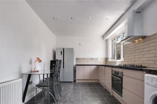 Limehouse Townhomes A 4-bedroom 3-bathroom Townhome With a Private Garden