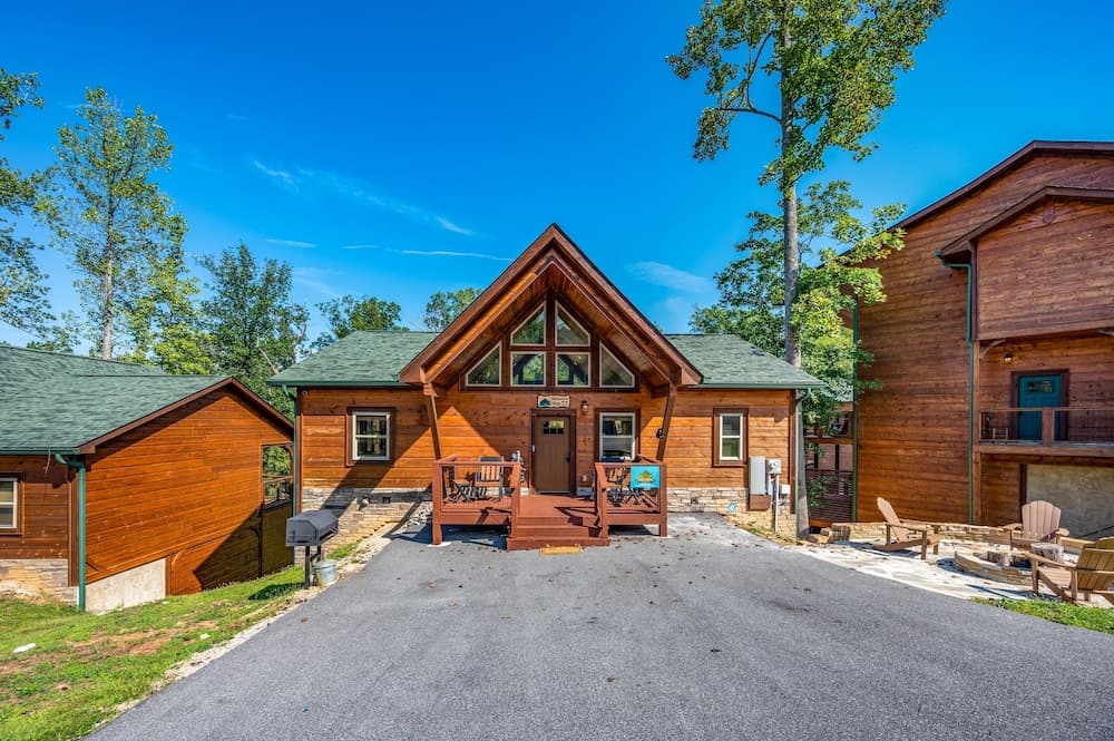 Mountain Skyy 3 Bedroom Cabin by RedAwning